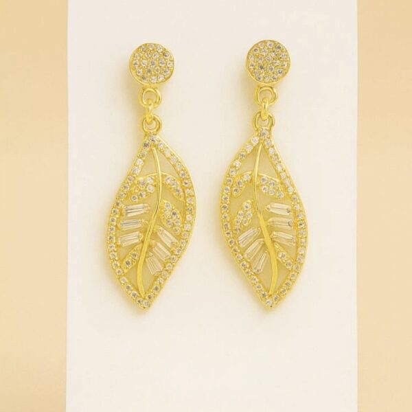 Aretes Elegancia Dorada con Diseño de Hoja