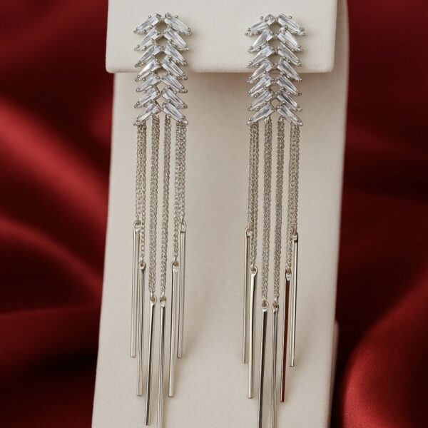 Aretes Largos Plateados con Cristales y Cadenas Elegantes